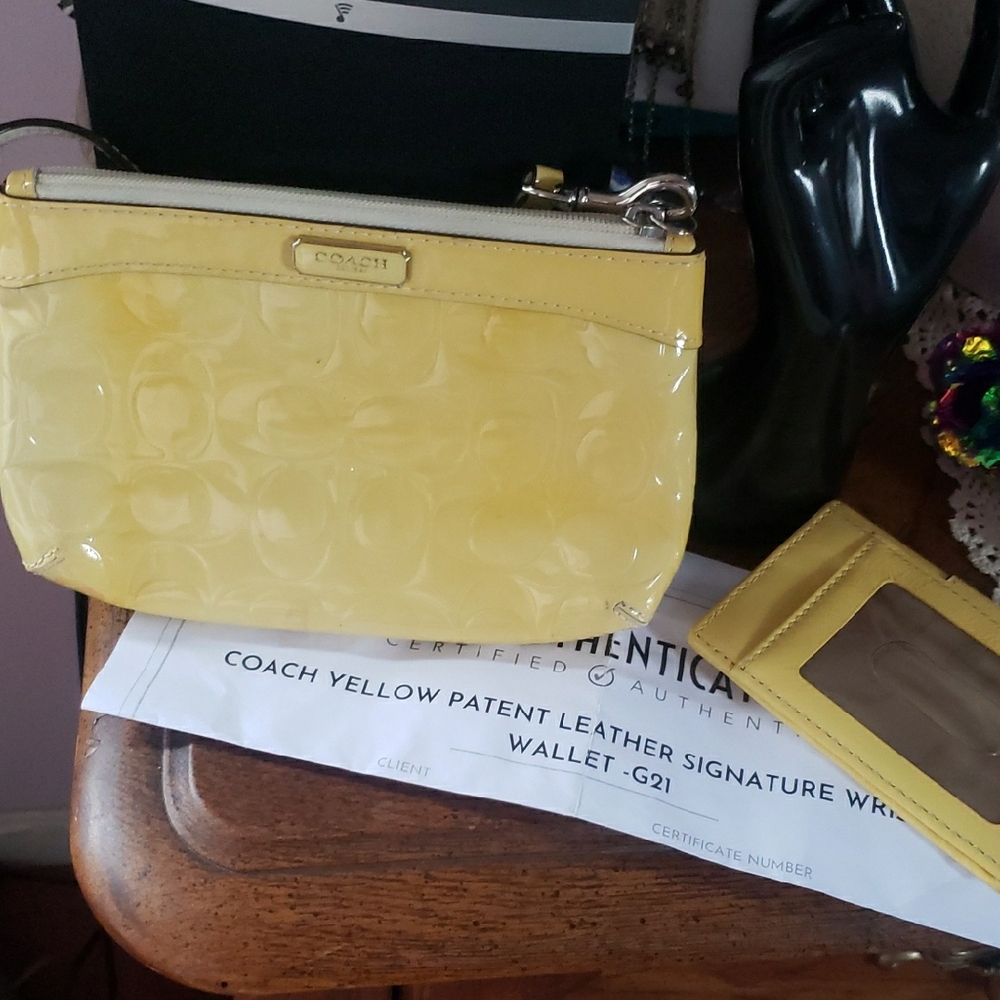 Coach Authentic (COA) Vintage Clutch  Elegant Leather Design & Card Holder